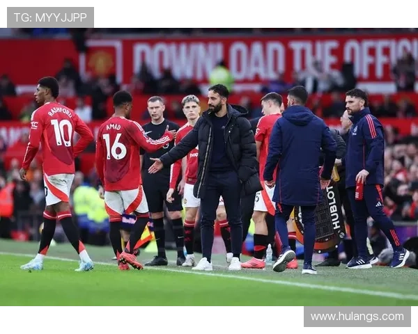 曼联近期战术执行持续崩盘,再精妙设计也难掩场上混乱局面 曼联近期战术执行持续崩盘,再精妙设计也难掩场上混乱局面